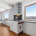 Quarto em Acomodações Particulares With Sea View, Boathouse, Garage And Boat Kvalsund