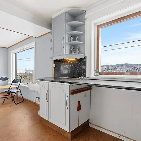 홈스테이 With Sea View, Boathouse, Garage And Boat Kvalsund