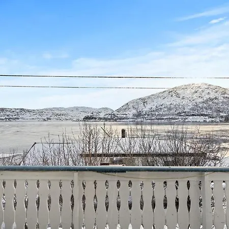 With Sea View, Boathouse, Garage And Boat 홈스테이 Kvalsund