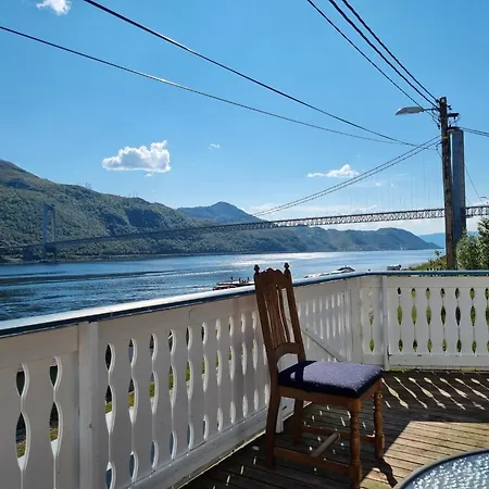 With Sea View, Boathouse, Garage And Boat Séjour chez l'habitant Kvalsund