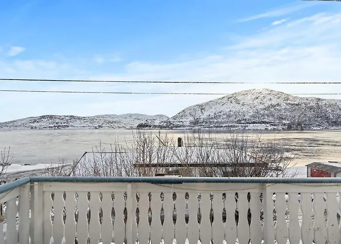 With Sea View, Boathouse, Garage And Boat Séjour chez l'habitant Kvalsund