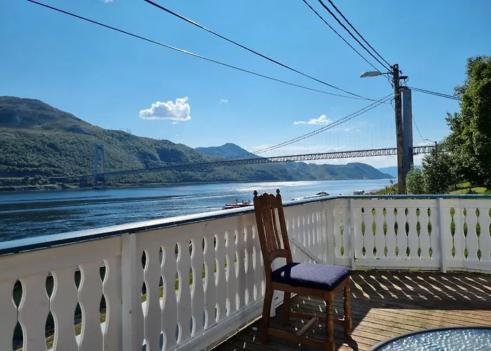 With Sea View, Boathouse, Garage And Boat Séjour chez l'habitant Kvalsund